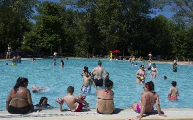 Panorámica de una piscina en Gamarra.
