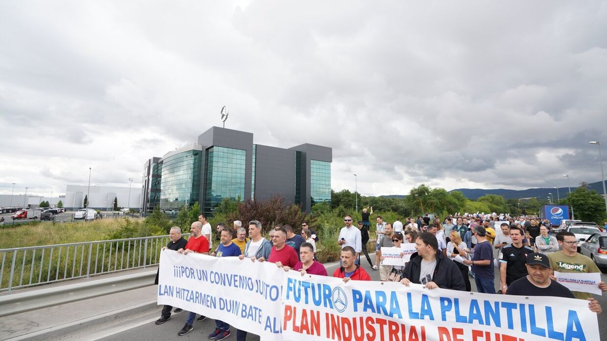 Manifestación de los trabajadores de Mercedes-Benz en defensa de sus reivindicaciones