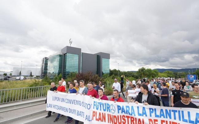 Manifestación de los trabajadores de Mercedes-Benz en defensa de sus reivindicaciones