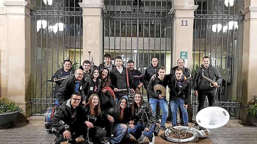 Un grupo de jóvenes con la charanga en una actividad de ‘Moviendo Falces’. | FOTO: CEDIDA