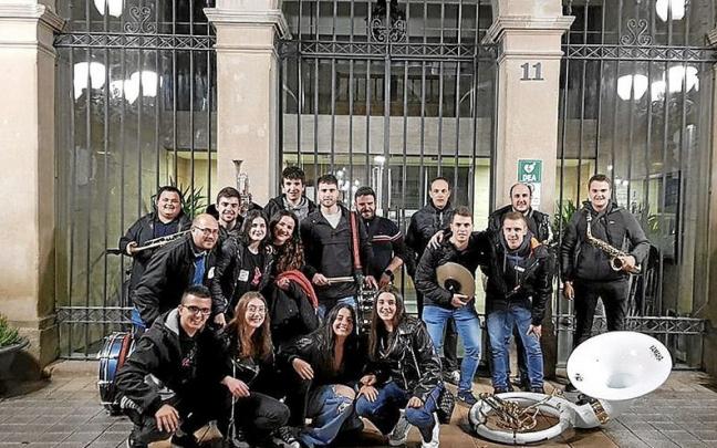 Un grupo de jóvenes con la charanga en una actividad de ‘Moviendo Falces’. | FOTO: CEDIDA Un grupo de jóvenes con la charanga en una actividad de ‘Moviendo Falces’. | FOTO: CEDIDA