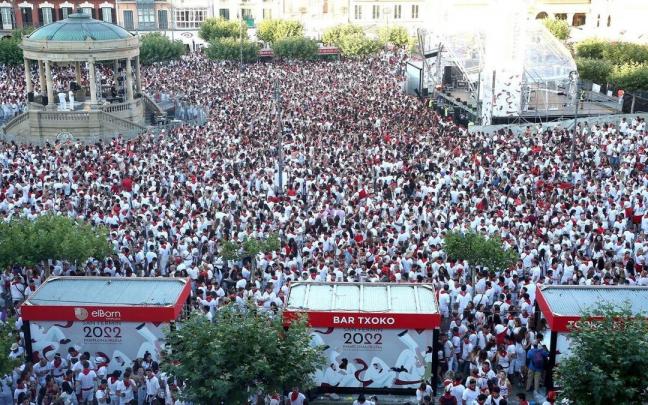 Vista de la Plaza del Castillo con barras en los pasados Sanfermines
