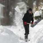 Un ciudadano retira la nieve caida en una v&iacute;a p&uacute;blica.