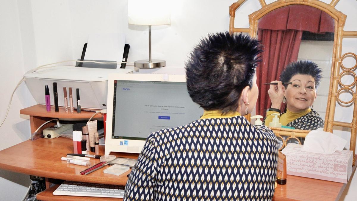 Itziar Arocena, en su taller de maquillaje online a mujeres con cáncer.