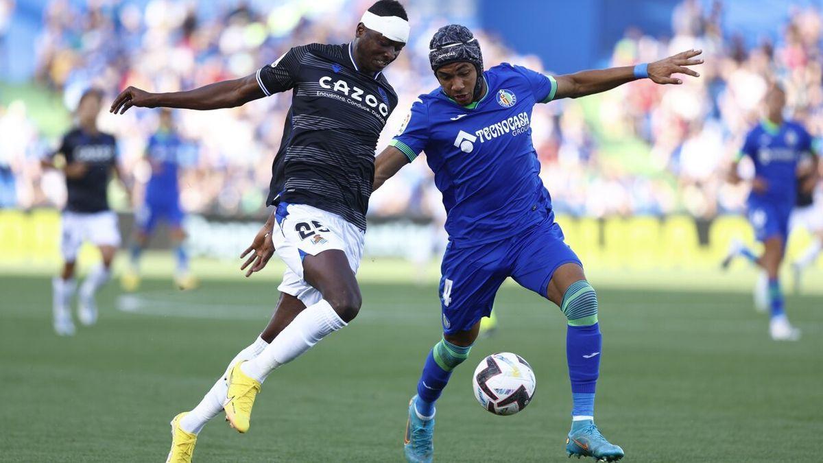 El defensa uruguayo del Getafe Gastón Álvarez lucha con Sadiq Umar antes de su lesión.