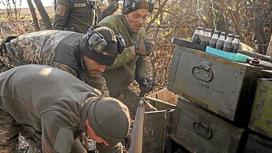 Soldados ucranianos preparan munición para bombardear las posiciones rusas.