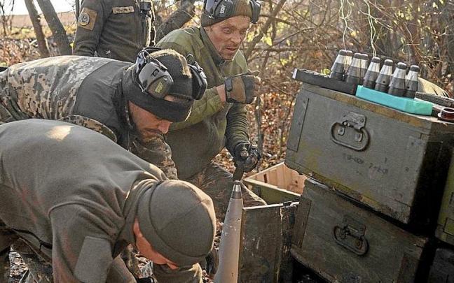 Soldados ucranianos preparan munici&oacute;n para bombardear las posiciones rusas.