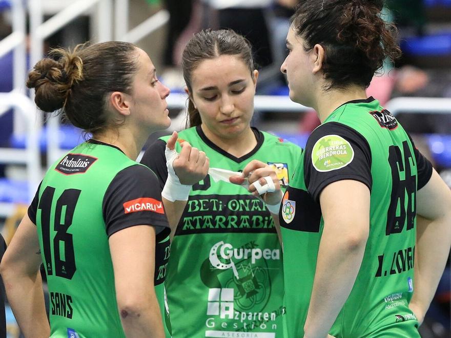 Maca Sans (i), Ayelén García y Valeska Lovera, tras el partido.
