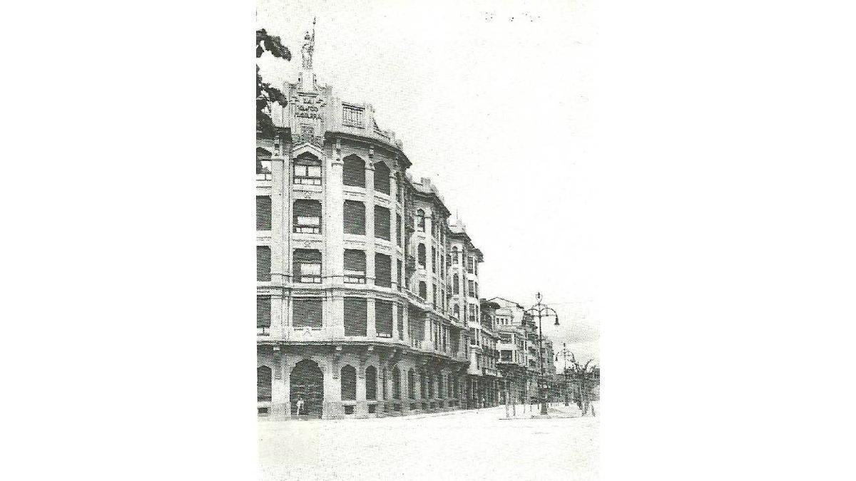 Foto: Guilera. De Arazuri, J.J. "Pamplona, calles y barrios".