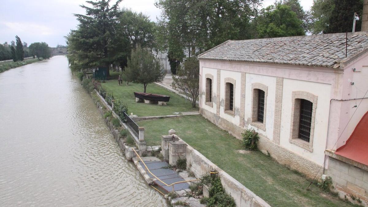 El edificio de la Sierra de El Bocal situado a la entrada del poblado