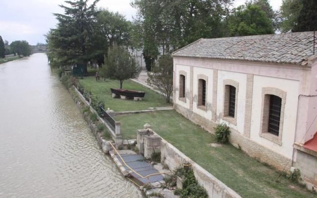 El edificio de la Sierra de El Bocal situado a la entrada del poblado