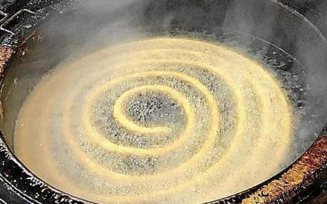 El perfecto dibujo que hace la mezcla en el aceite mientras se dora.