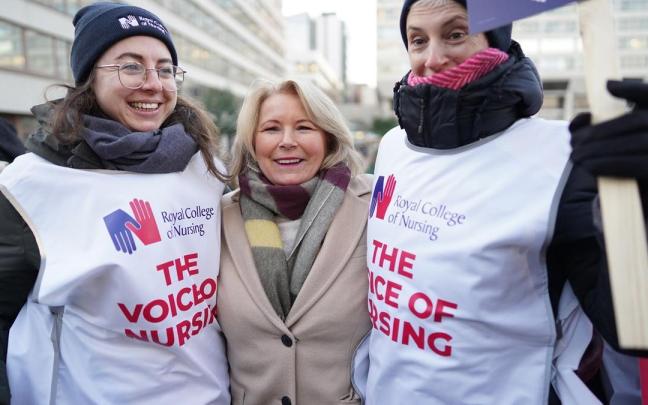 La secretaria general del Real Colegio de Enfermería, Pat Cullen, entre dos manifestantes en una protesta en Londres.