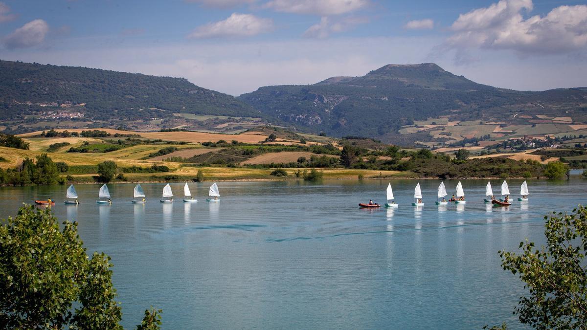 Ni&ntilde;os navegando en el pantano de Alloz.