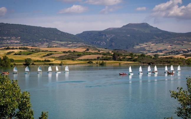 Ni&ntilde;os navegando en el pantano de Alloz.