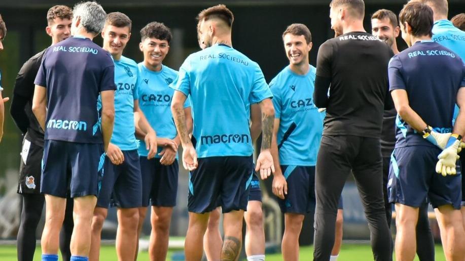 Jonathan Gómez, al fondo junto a Karrikaburu, durante un entrenamiento.