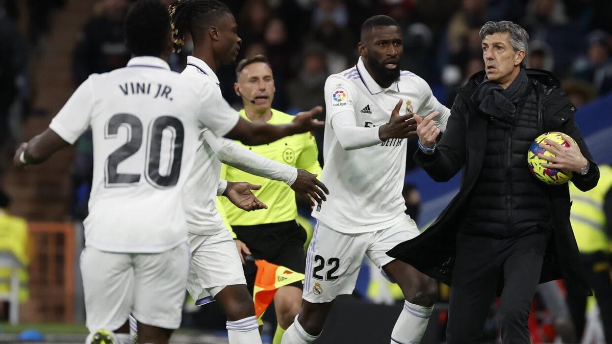 Imanol retiene el balón ante Rudiger en la acción que le costó la tarjeta amarilla.