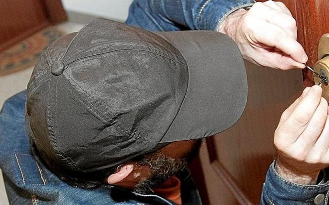 Un hombre intenta forzar la cerradura de una vivienda.