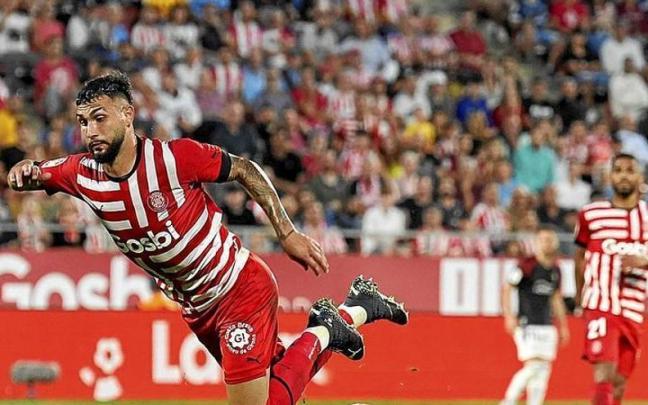 Valiente salida de Sergio Herrera ante Taty Castellanos. Valiente salida de Sergio Herrera ante Taty Castellanos.