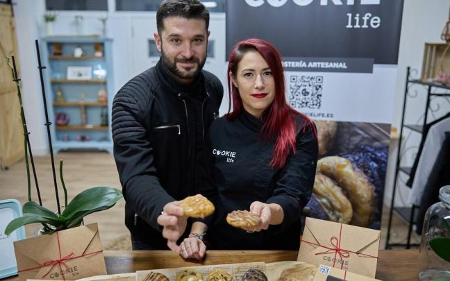 Axier González y Sheila Millo, la pareja txantreana que ha creado la firma de repostería artesanal Cookie Life. Axier González y Sheila Millo, la pareja txantreana que ha creado la firma de repostería artesanal Cookie Life.