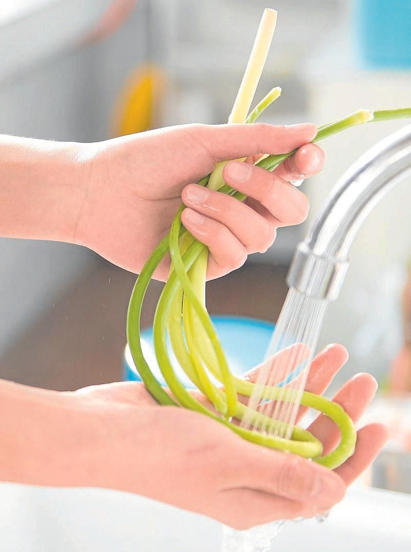 Lavar concienzudamente los alimentos es otra de las claves.