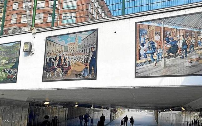 Cuadros de Arrue en el t&uacute;nel de la estaci&oacute;n central de tren. | FOTO: A.O.