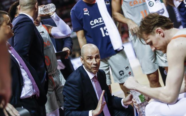 Peñarroya da instrucciones a sus jugadores durante un tiempo muerto Peñarroya da instrucciones a sus jugadores durante un tiempo muerto