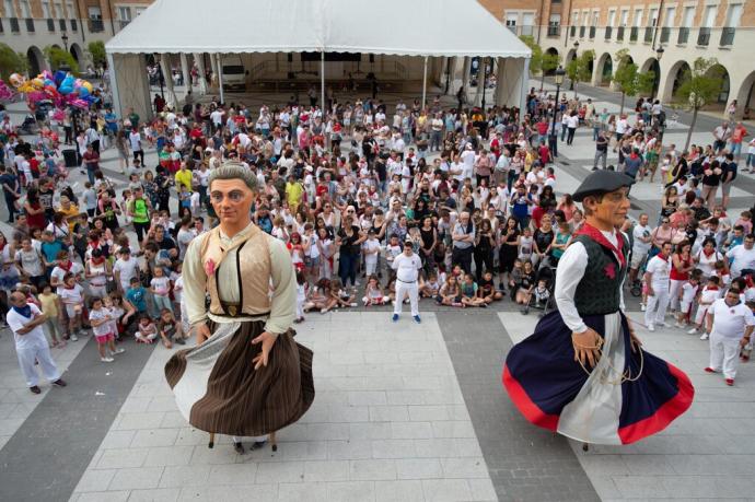 Gigantes bailando tras el lanzamiento del cohete que da comienzo a las fiestas de Orkoien, en 2019.