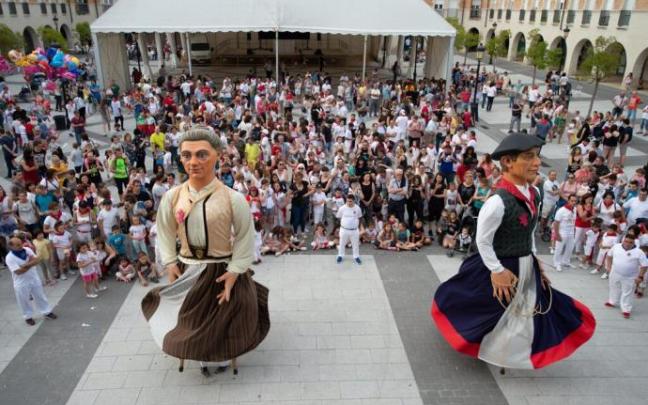 Gigantes bailando tras el lanzamiento del cohete que da comienzo a las fiestas de Orkoien, en 2019. Gigantes bailando tras el lanzamiento del cohete que da comienzo a las fiestas de Orkoien, en 2019.