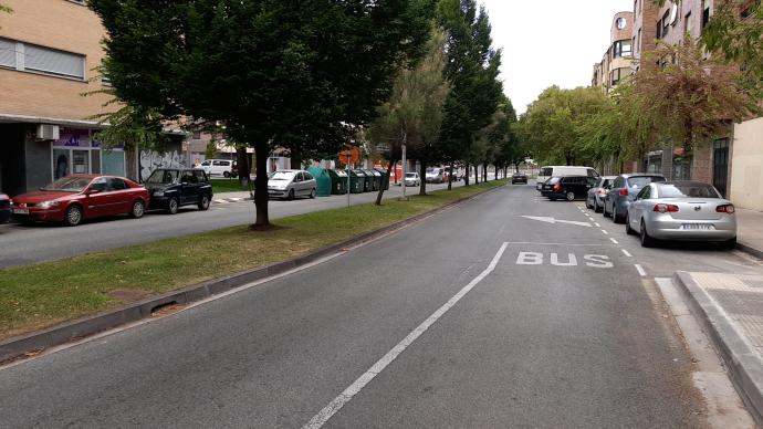 La calle Bidaburua de Villava, una de las arterias por las que más vehículos circulan en el municipio.