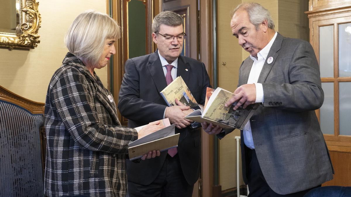 Igone Etxebarria, presidenta de Labayru Fundazioa, junto al alcalde de Bilbao Juan Mari Aburto, y el concejal de Euskera, Koldo Narbaiza.