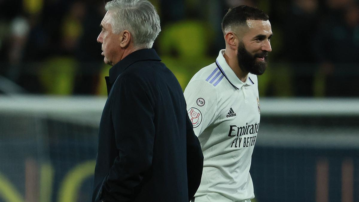 Ancelotti y Benzema se saludan tras remontar al Villarreal en los octavos de final de la Copa.