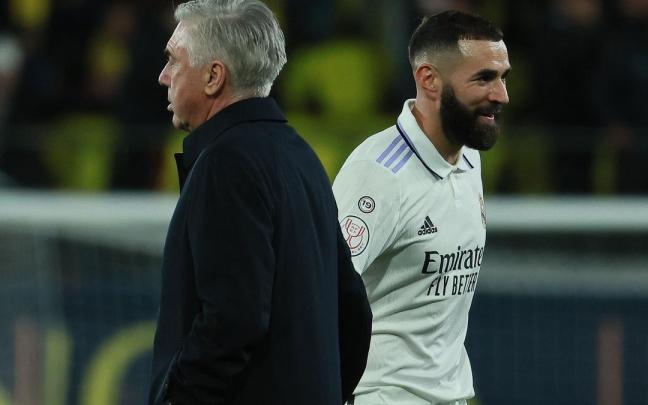 Ancelotti y Benzema se saludan tras remontar al Villarreal en los octavos de final de la Copa. Ancelotti y Benzema se saludan tras remontar al Villarreal en los octavos de final de la Copa.