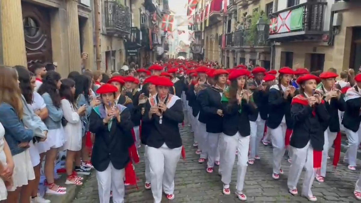 La compañía Jaizkibel sube por la calle Mayor de Hondarribia