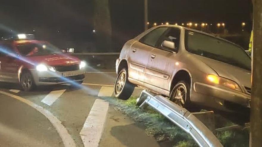 Salida de vía atendida por una patrulla de la Policía Foral