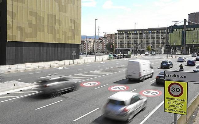 Veh&iacute;culos acceden a Bilbao desde los t&uacute;neles de San Mam&eacute;s