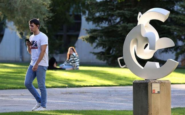 Un estudiante pasa ante una de las obras ubicadas en el campus de la UPNA