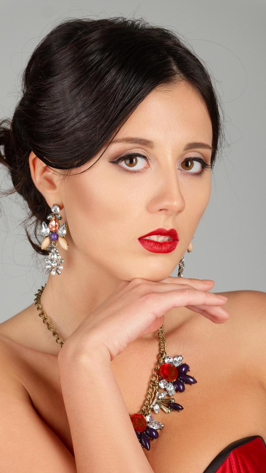 Llamativo conjunto de collar y pendientes a juego.