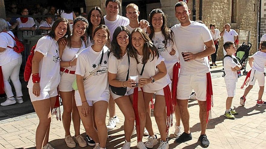 Cuadrilla de jóvenes con sus camisetas recién estrenadas.