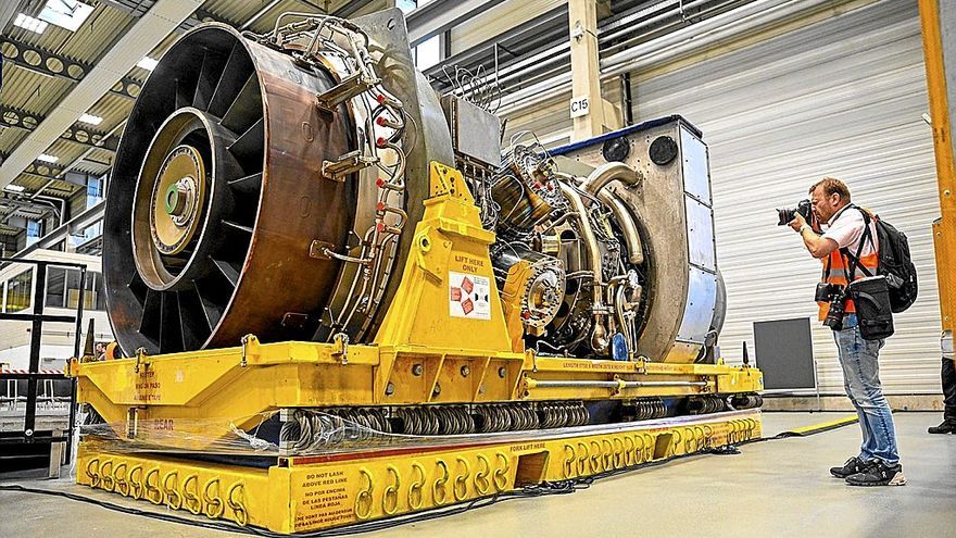 Un fotógrafo toma imágenes de la turbina, preparada para ser enviada a Rusia, en la planta de Siemens Energy en Muelheim. Foto Schuermann/Afp