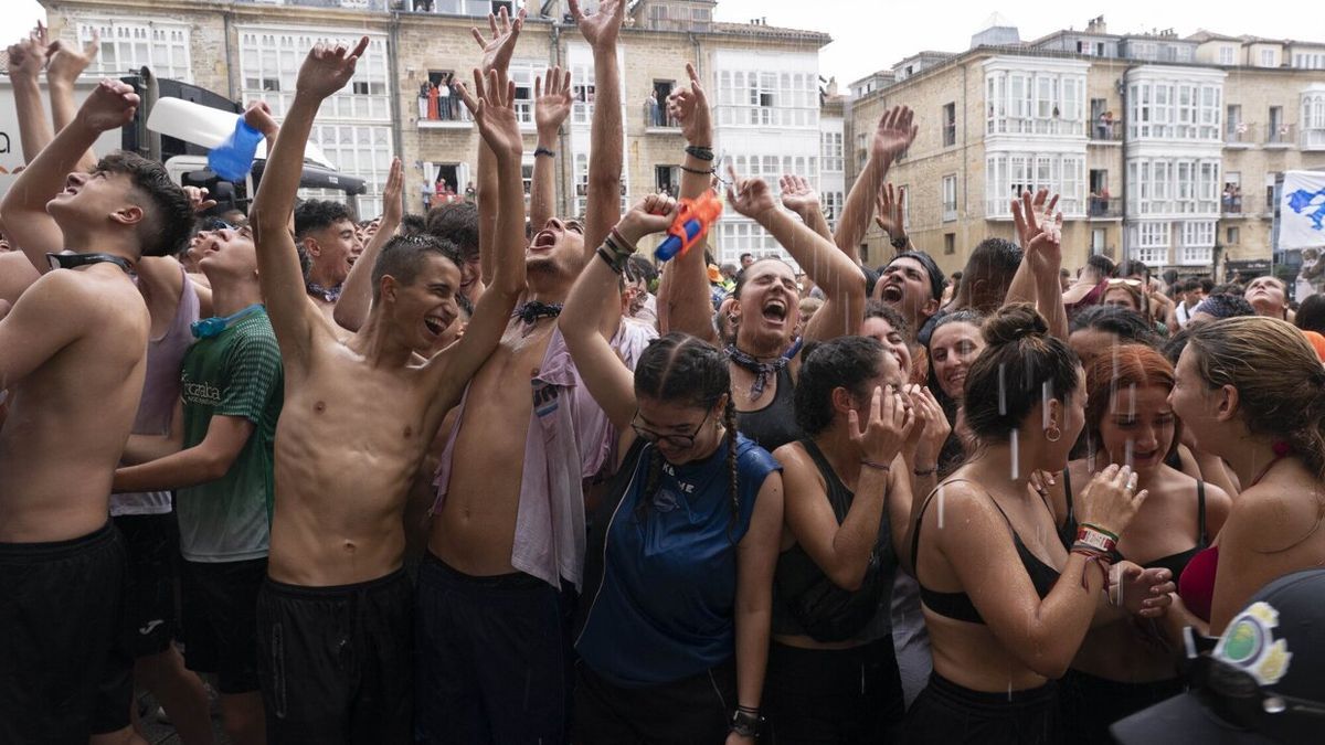 Jóvenes se divierten este jueves durante el txupinazo de La Blanca