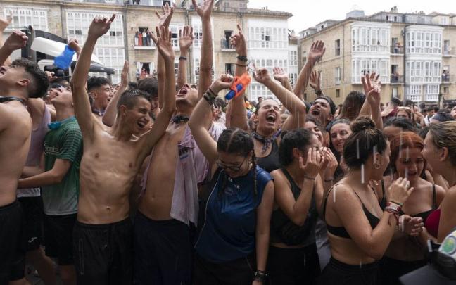 Jóvenes se divierten este jueves durante el txupinazo de La Blanca Jóvenes se divierten este jueves durante el txupinazo de La Blanca
