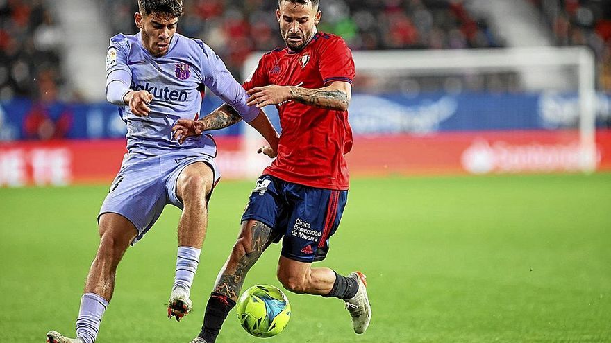 Ez Abde pugna con Rubén García en el partido de Liga de la pasada temporada en El Sadar.