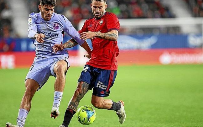 Ez Abde pugna con Rubén García en el partido de Liga de la pasada temporada en El Sadar.
