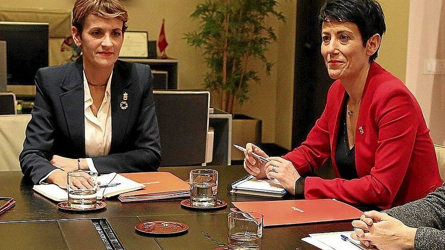 María Chivite, junto a Elma Saiz, consejera de Hacienda y ahora portavoz del Ejecutivo foral. | FOTO: J. BERGASA