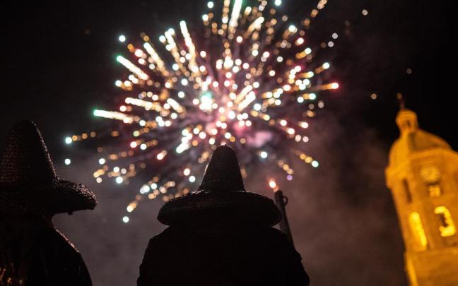 Fuegos artificiales en una imagen de archivo Fuegos artificiales en una imagen de archivo