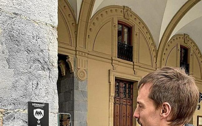 Xabier Lertxundi alkatea QR kodea eskaneatzen. | ARGAZKIA: N.G. Xabier Lertxundi alkatea QR kodea eskaneatzen. | ARGAZKIA: N.G.