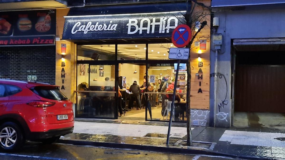 Tras un mes con la persiana bajada, el mítico Bahía ha reabierto sus puertas en Vitoria con mucha expectación y gran éxito de público