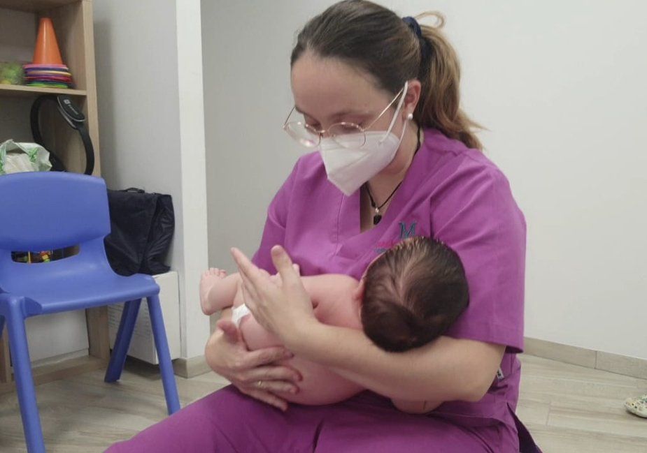 Montori realiza una maniobra a un bebé