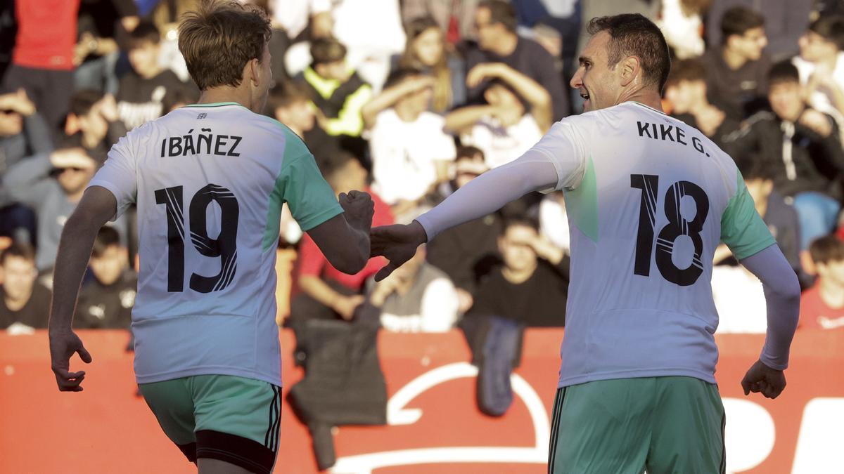 Kike García celebra con Ibáñez el primer gol al Nàstic en los dieciseisavos de final de la Copa.